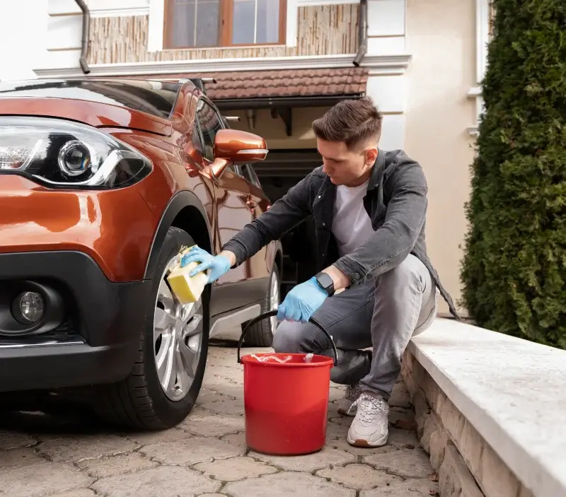Lavage auto à domicile Saint-Martin-Vésubie : professionnel intervenant sur un véhicule